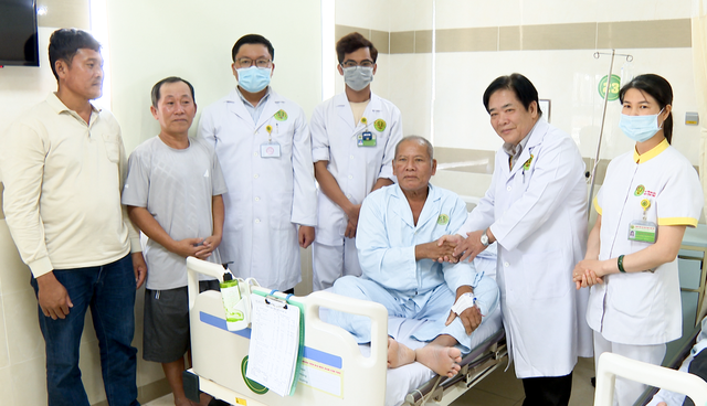 Phẫu thuật thành công cho bệnh nhân người Campuchia bị sỏi thận san hô to, khối lượng lớn- Ảnh 4.