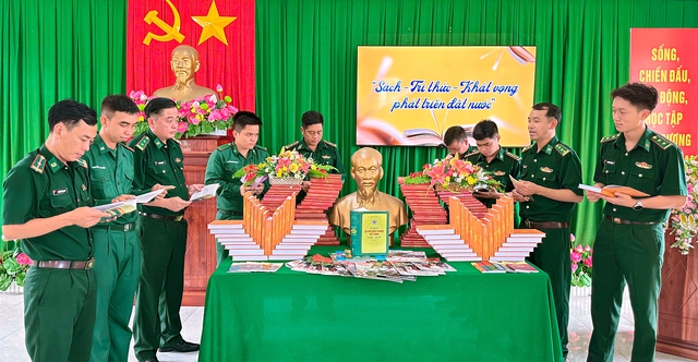 Sôi nổi Ngày Sách và Văn hóa đọc trong BĐBP tỉnh An Giang- Ảnh 4.