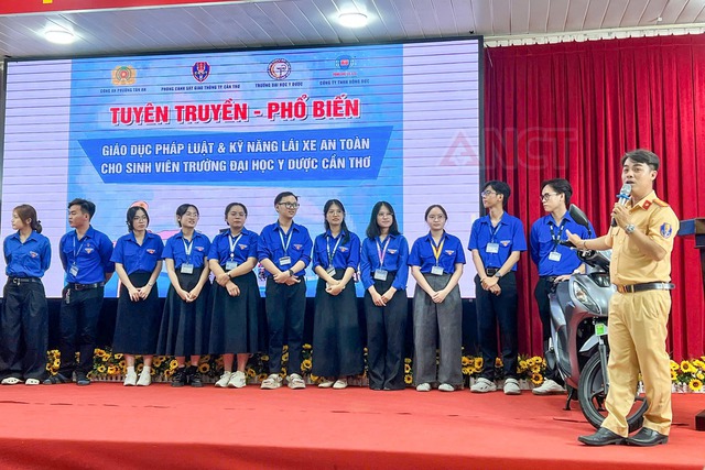 Cần Thơ tuyên truyền pháp luật, kỹ năng lái xe an toàn cho sinh viên- Ảnh 1.