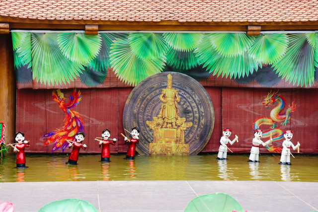 Múa rối nước thu hút du khách tại Lễ hội Đền Hùng 2026- Ảnh 1.