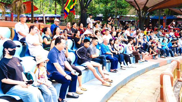 Múa rối nước thu hút du khách tại Lễ hội Đền Hùng 2026- Ảnh 2.