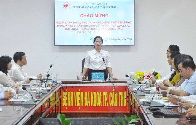Trao khen thưởng đột xuất cho Bệnh viện Đa khoa TP Cần Thơ sau thành công ca ghép thận đầu tiên- Ảnh 3.