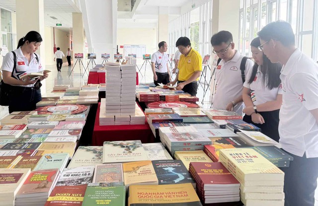 Chi nhánh NXB Chính trị quốc gia Sự thật tại Cần Thơ lan tỏa tri thức và văn hóa đọc- Ảnh 1.