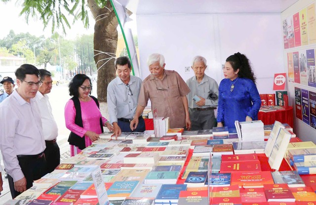 Chi nhánh NXB Chính trị quốc gia Sự thật tại Cần Thơ lan tỏa tri thức và văn hóa đọc- Ảnh 2.