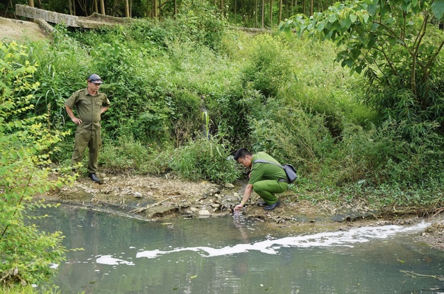 Công an vào cuộc vụ nước giếng đổi sang màu tím ở Thanh Hóa- Ảnh 1.