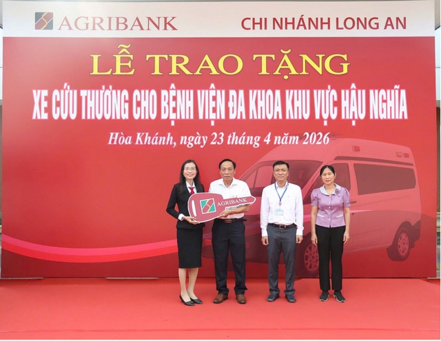 Agribank Chi nhánh Long An trao tặng xe cứu thương cho Bệnh viện Đa khoa Khu vực Hậu Nghĩa- Ảnh 1.