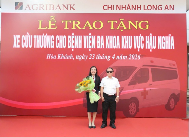 Agribank Chi nhánh Long An trao tặng xe cứu thương cho Bệnh viện Đa khoa Khu vực Hậu Nghĩa- Ảnh 2.