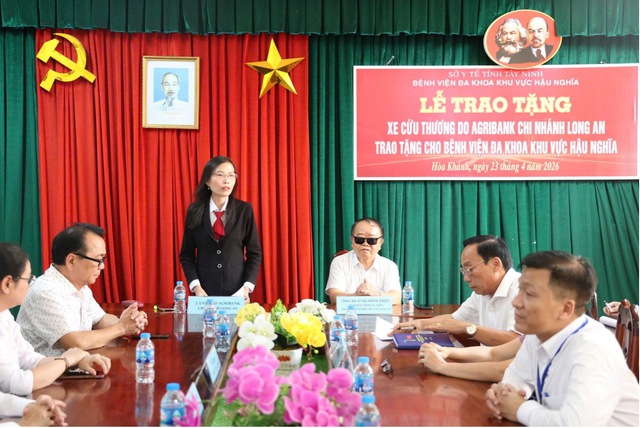 Agribank Chi nhánh Long An trao tặng xe cứu thương cho Bệnh viện Đa khoa Khu vực Hậu Nghĩa- Ảnh 3.