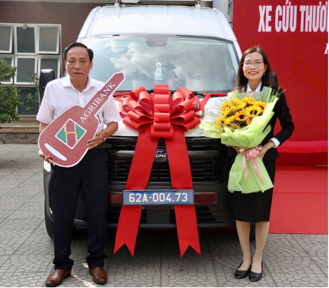 Agribank Chi nhánh Long An trao tặng xe cứu thương cho Bệnh viện Đa khoa Khu vực Hậu Nghĩa- Ảnh 5.