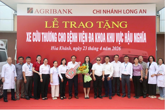 Agribank Chi nhánh Long An trao tặng xe cứu thương cho Bệnh viện Đa khoa Khu vực Hậu Nghĩa- Ảnh 6.