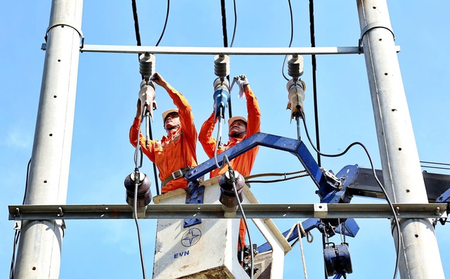 EVNCPC bảo đảm cung cấp điện an toàn dịp lễ Giỗ Tổ, 30/4 và 1/5- Ảnh 2.