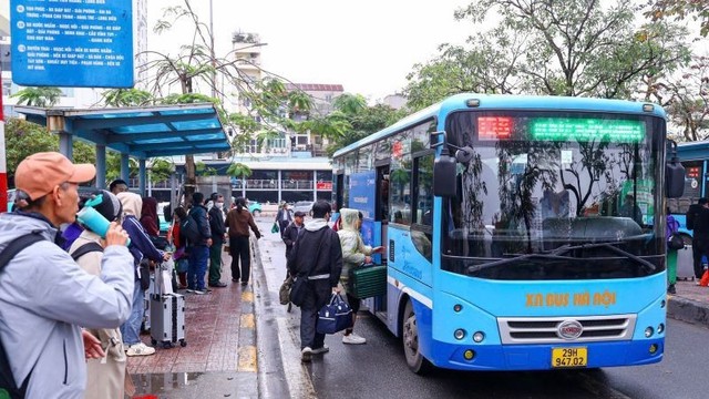 Hà Nội: Dự kiến vận hành khoảng 64.133 lượt xe buýt phục vụ người dân dịp nghỉ lễ - Ảnh 1.