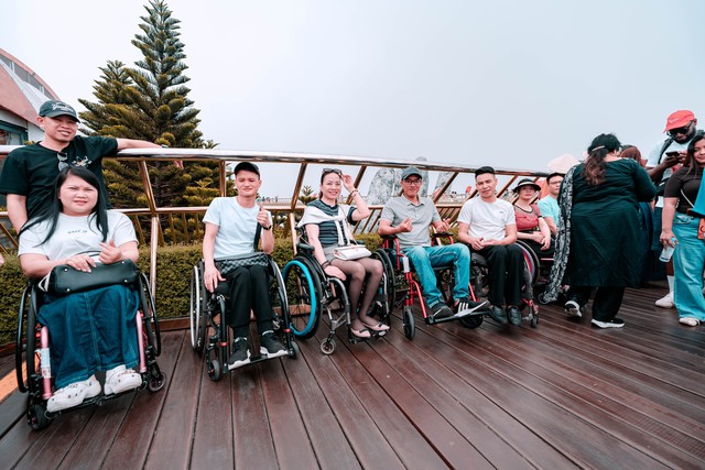 Đà Nẵng: Đoàn “chiến binh mui trần” check in Cầu Vàng dịp nghỉ lễ Giỗ Tổ- Ảnh 3.