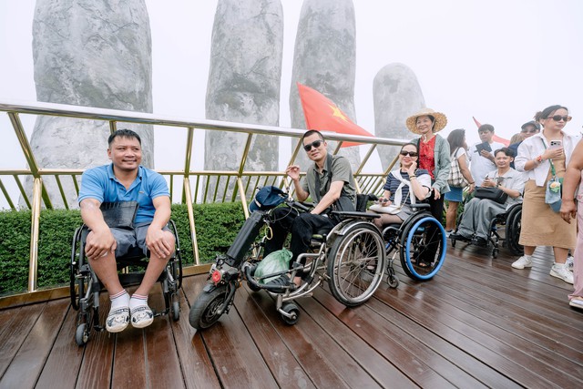 Đà Nẵng: Đoàn “chiến binh mui trần” check in Cầu Vàng dịp nghỉ lễ Giỗ Tổ- Ảnh 4.