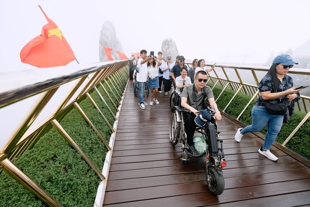 Đà Nẵng: Đoàn “chiến binh mui trần” check in Cầu Vàng dịp nghỉ lễ Giỗ Tổ- Ảnh 1.