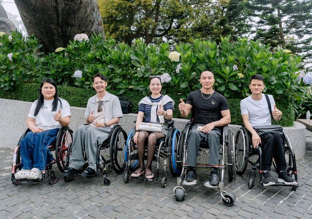 Đà Nẵng: Đoàn “chiến binh mui trần” check in Cầu Vàng dịp nghỉ lễ Giỗ Tổ- Ảnh 2.