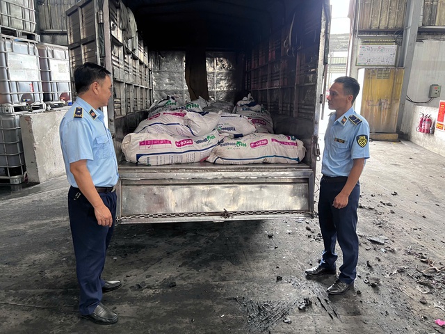 Hưng Yên: Kiểm tra, xử lý 1044 kg mỡ lợn không rõ nguồn gốc xuất xứ- Ảnh 1.