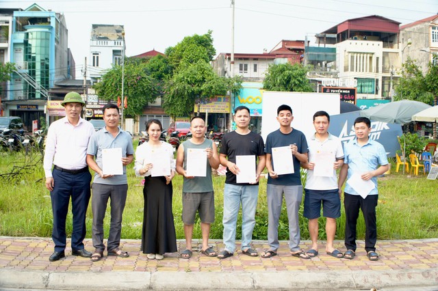 Hà Nội: Xã Tây Phương bàn giao "sổ đỏ" cho khách hàng trúng đấu giá đất- Ảnh 2.