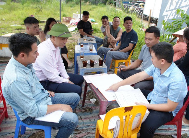 Hà Nội: Xã Tây Phương bàn giao "sổ đỏ" cho khách hàng trúng đấu giá đất- Ảnh 1.