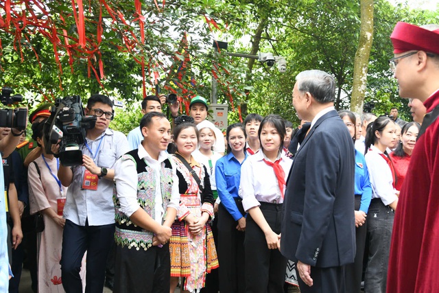 Tổng Bí thư, Chủ tịch nước Tô Lâm gặp gỡ, nói chuyện với bà con tại Đền Hùng- Ảnh 4.