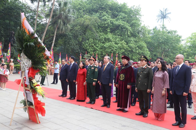 Tổng Bí thư, Chủ tịch nước Tô Lâm gặp gỡ, nói chuyện với bà con tại Đền Hùng- Ảnh 2.