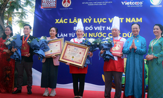 Cần Thơ xác lập kỷ lục “Bản đồ Việt Nam làm từ xôi nước cốt dừa lớn nhất Việt Nam”- Ảnh 2.