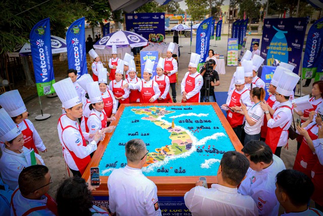 Cần Thơ xác lập kỷ lục “Bản đồ Việt Nam làm từ xôi nước cốt dừa lớn nhất Việt Nam”- Ảnh 1.