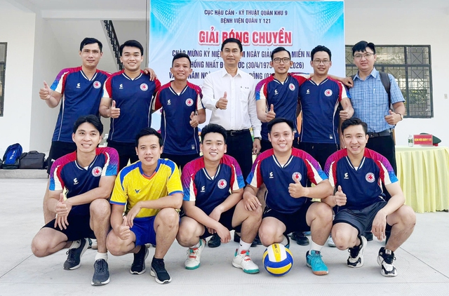 Bệnh viện Đa khoa TP Cần Thơ tham gia giao hữu bóng chuyền chào mừng ngày lễ lớn- Ảnh 1.