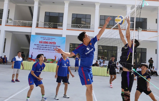 Bệnh viện Đa khoa TP Cần Thơ tham gia giao hữu bóng chuyền chào mừng ngày lễ lớn- Ảnh 2.