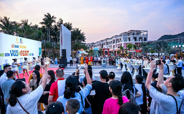 Đêm khai trương VUI-Fest Cát Bà: Hàng nghìn du khách “đổ bộ”, vịnh trung tâm rực sáng không ngủ- Ảnh 2.