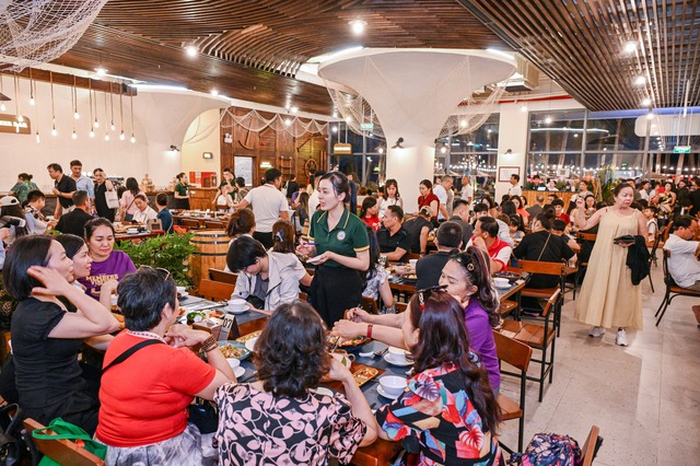 Đêm khai trương VUI-Fest Cát Bà: Hàng nghìn du khách “đổ bộ”, vịnh trung tâm rực sáng không ngủ- Ảnh 5.