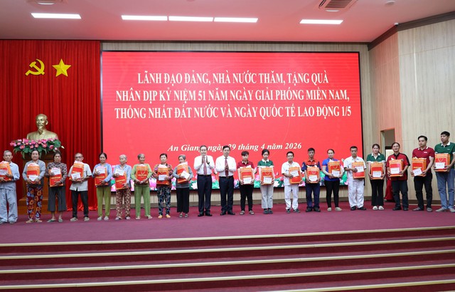 Chủ tịch Quốc hội Trần Thanh Mẫn: Thăm, tặng quà gia đình chính sách và công nhân lao động tại An Giang- Ảnh 8.