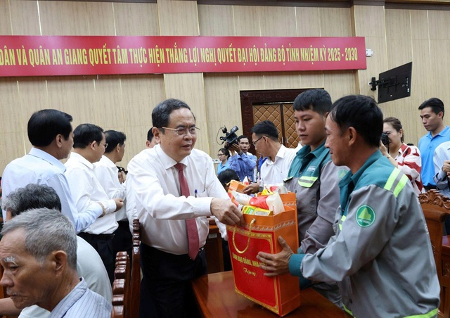 Chủ tịch Quốc hội Trần Thanh Mẫn: Thăm, tặng quà gia đình chính sách và công nhân lao động tại An Giang- Ảnh 6.