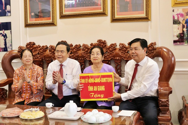Chủ tịch Quốc hội Trần Thanh Mẫn: Thăm, tặng quà gia đình chính sách và công nhân lao động tại An Giang- Ảnh 4.