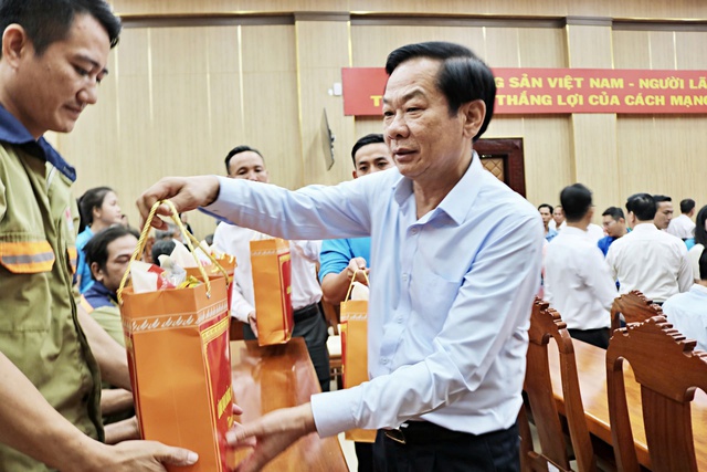 Chủ tịch Quốc hội Trần Thanh Mẫn: Thăm, tặng quà gia đình chính sách và công nhân lao động tại An Giang- Ảnh 7.