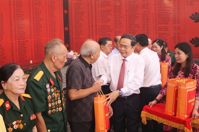 Chủ tịch Quốc hội Trần Thanh Mẫn: Thăm, tặng quà gia đình chính sách và công nhân lao động tại An Giang- Ảnh 5.