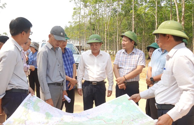 Quảng Trị: Tập trung tháo gỡ khó khăn, đẩy nhanh tiến độ các dự án giao thông khu vực phía Nam- Ảnh 2.