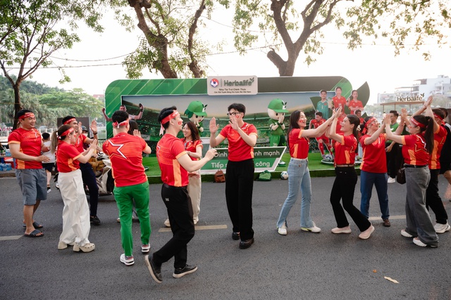 Herbalife Việt Nam tổ chức Fanzone tiếp lửa tuyển Việt Nam trước trận đấu với Malaysia- Ảnh 2.