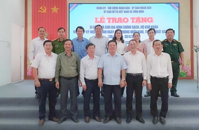 Trao 51 căn nhà cho gia đình chính sách, hộ có hoàn cảnh khó khăn xã Vĩnh Bình nhân kỷ niệm 51 năm Ngày Giải phóng miền Nam, thống nhất đất nước- Ảnh 4.