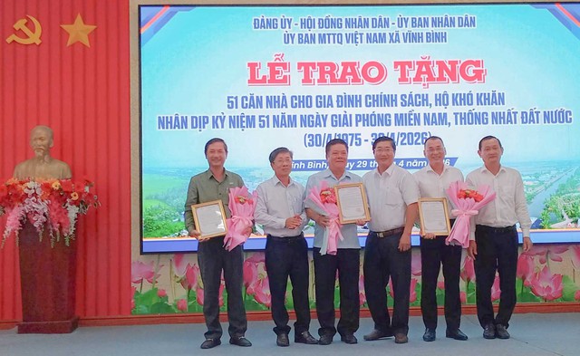 Trao 51 căn nhà cho gia đình chính sách, hộ có hoàn cảnh khó khăn xã Vĩnh Bình nhân kỷ niệm 51 năm Ngày Giải phóng miền Nam, thống nhất đất nước- Ảnh 3.