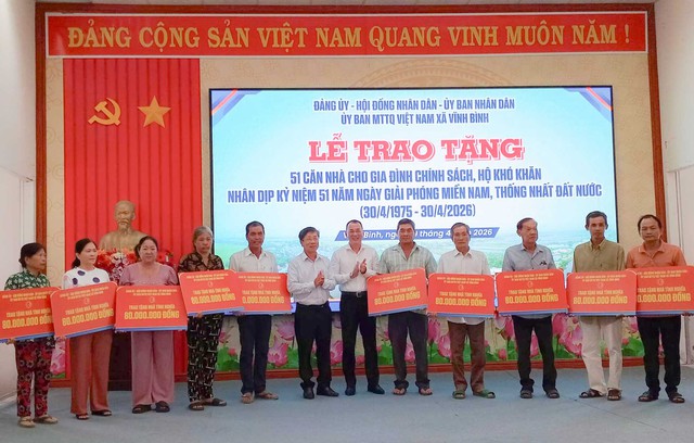 Trao 51 căn nhà cho gia đình chính sách, hộ có hoàn cảnh khó khăn xã Vĩnh Bình nhân kỷ niệm 51 năm Ngày Giải phóng miền Nam, thống nhất đất nước- Ảnh 1.