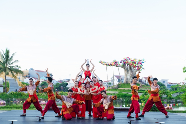 Đà Nẵng: Trình diễn Nón cờ Tổ quốc đặc biệt tại sân khấu thực cảnh Ký Ức Hội An- Ảnh 2.