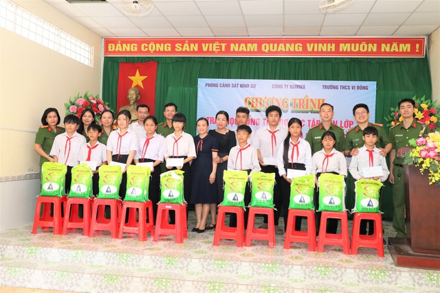 Phòng Cảnh sát hình sự Công an TP Cần Thơ: Nhiều hoạt động ASXH hướng về cơ sở- Ảnh 4. Phòng Cảnh sát hình sự Công an TP Cần Thơ: Nhiều hoạt động ASXH hướng về cơ sở- Ảnh 4.