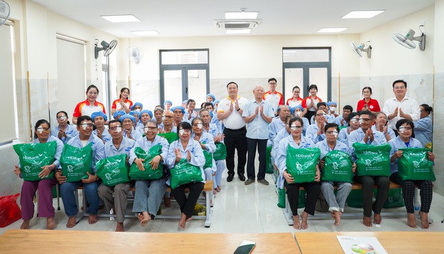 HDBank: 20 năm bền bỉ mang ánh sáng đến bệnh nhân có hoàn cảnh khó khăn- Ảnh 2.
