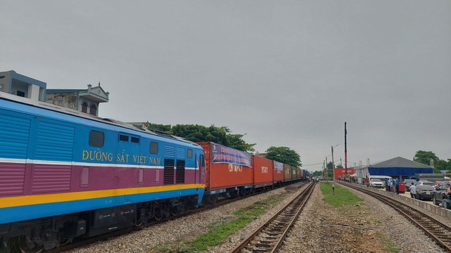 Ngành Đường sắt đã 44.200 vé tàu phục vụ hành khách dịp nghỉ lễ 30/4, 1/5- Ảnh 1.