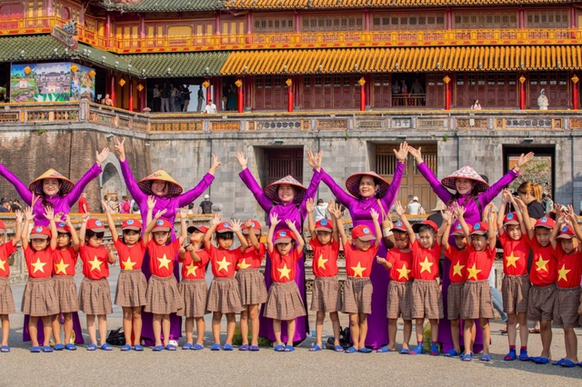 Thành phố Huế: Thực hiện Nghị quyết 71, xây dựng nền giáo dục hiện đại, hội nhập- Ảnh 2.