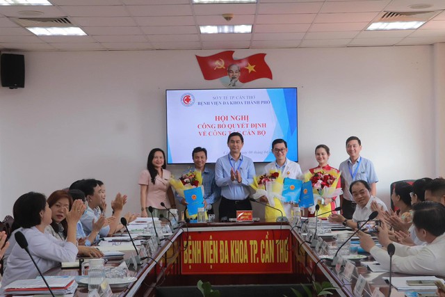 Bệnh viện Đa khoa TP Cần Thơ công bố Quyết định về công tác cán bộ- Ảnh 1. Bệnh viện Đa khoa TP Cần Thơ công bố Quyết định về công tác cán bộ- Ảnh 1.