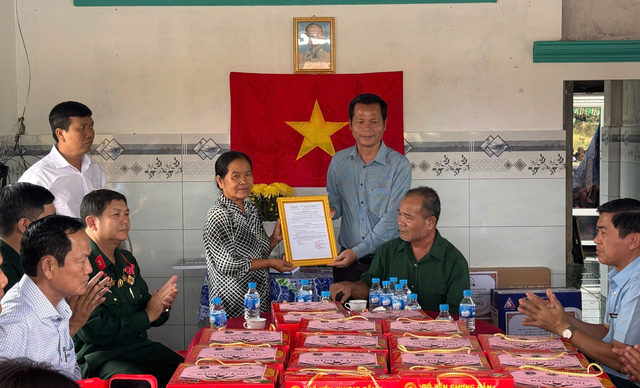 Xã Hoà Khánh, tỉnh Tây Ninh: Trao tặng nhà đồng đội và tặng quà cho hội viên cựu chiến binh- Ảnh 1.