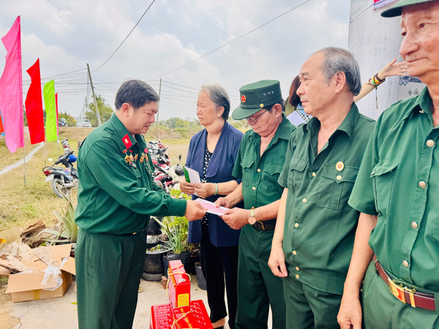 Xã Hoà Khánh, tỉnh Tây Ninh: Trao tặng nhà đồng đội và tặng quà cho hội viên cựu chiến binh- Ảnh 2.