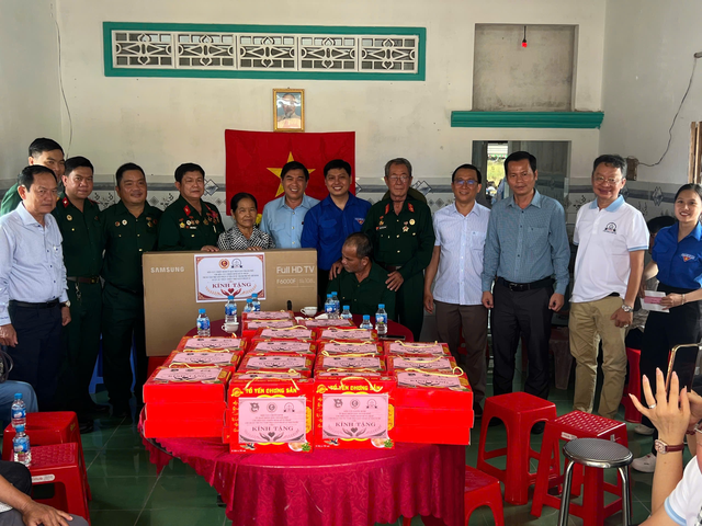 Xã Hoà Khánh, tỉnh Tây Ninh: Trao tặng nhà đồng đội và tặng quà cho hội viên cựu chiến binh- Ảnh 3.